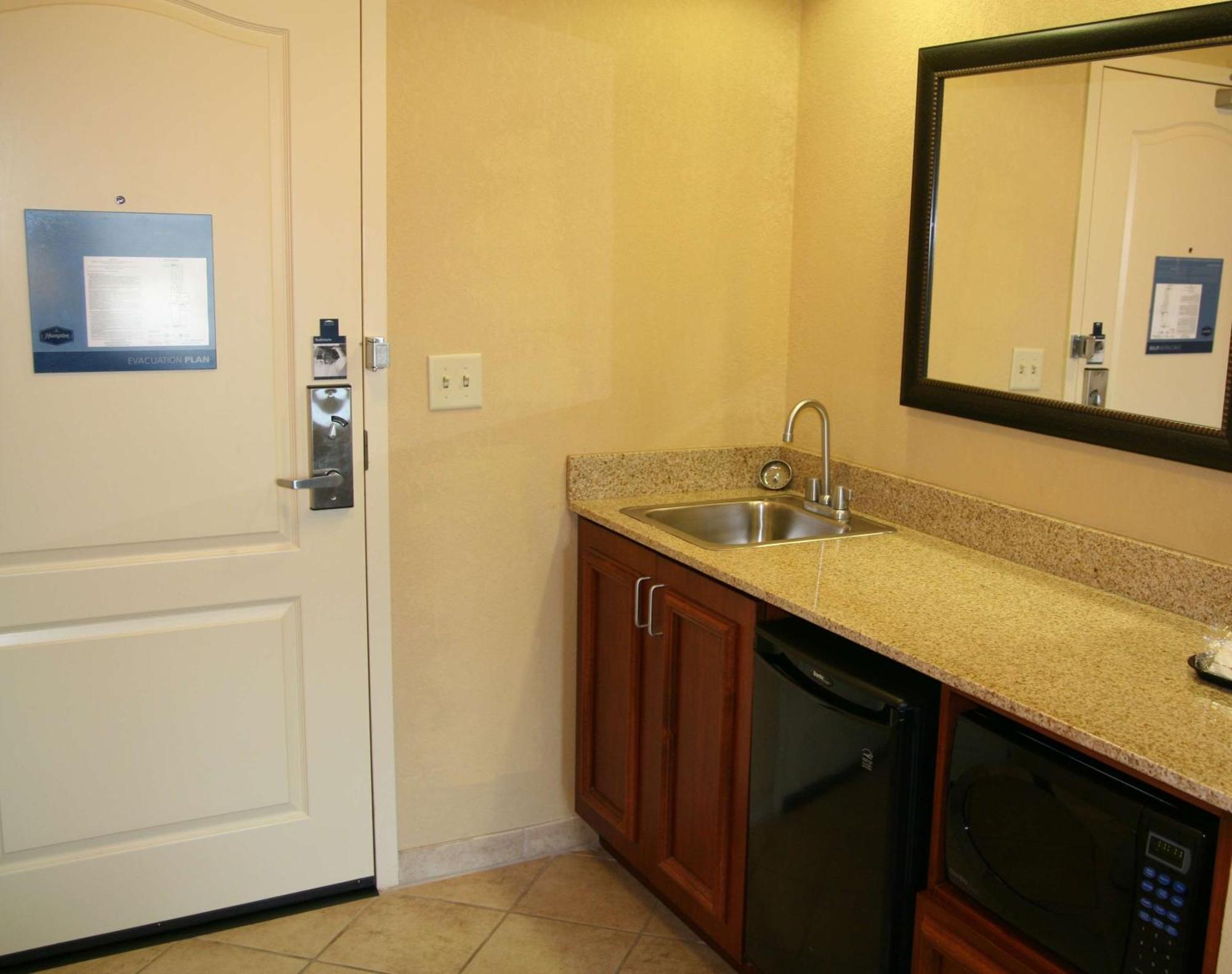Hampton & Hotel 3*